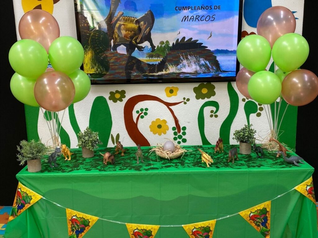 Cumpleaños temático en Mes Que Boles. Dinos.